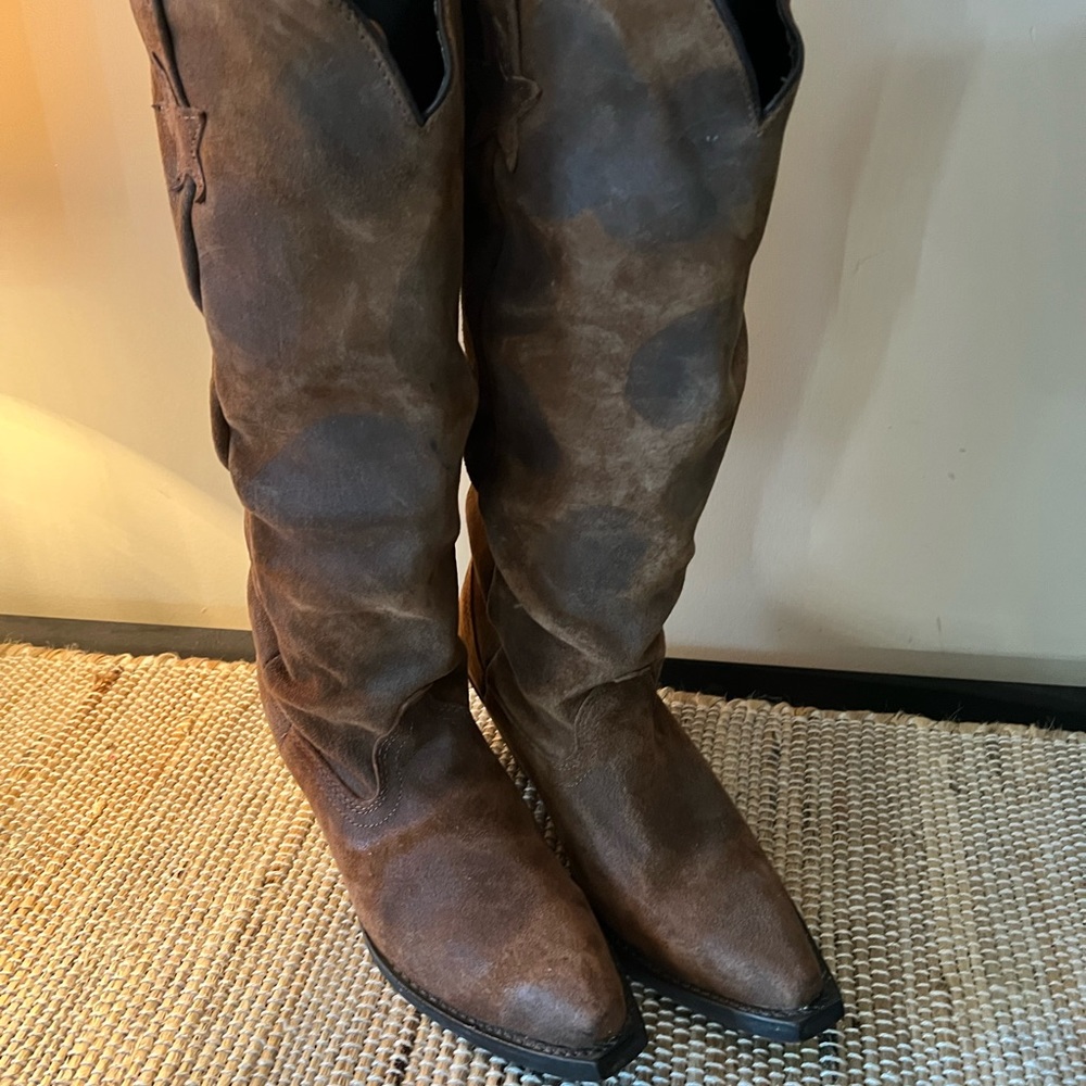 Knee high Dingo cowgirl boots 3 inch heel.